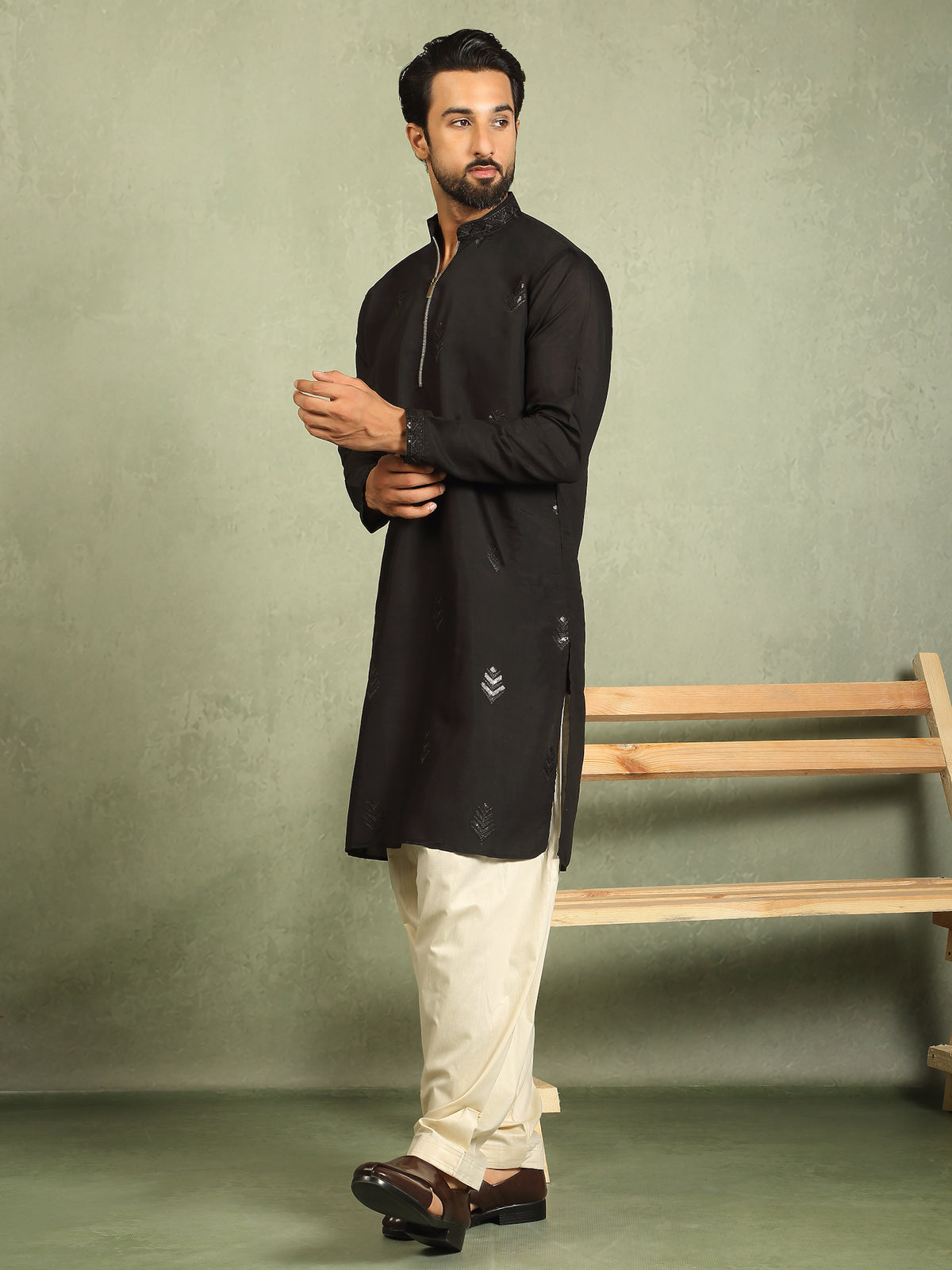 Men Cotton Silk Ethnic Motifs Zip Closure Kurta - Black