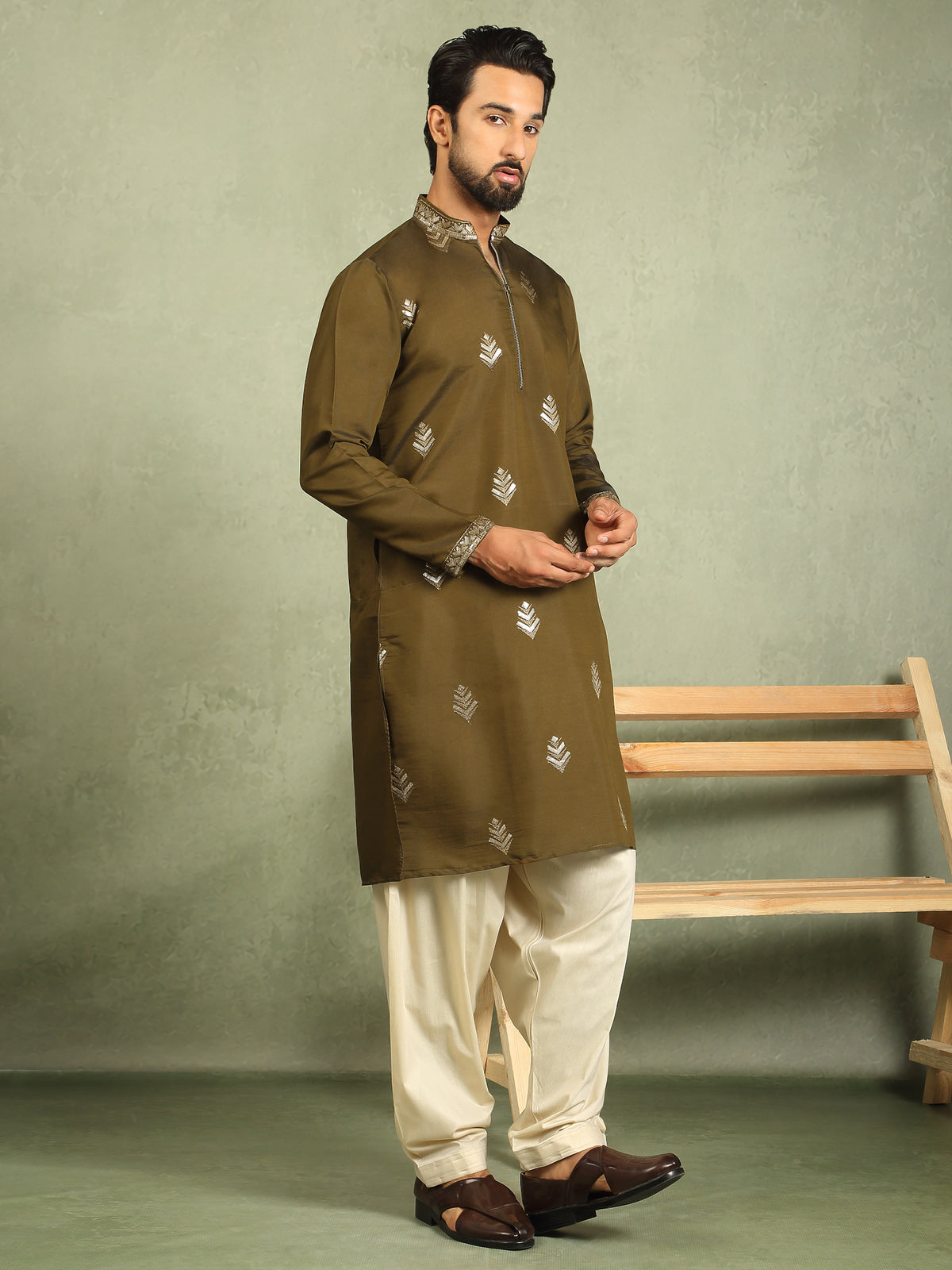 Men Cotton Silk Ethnic Motifs Zip Closure Kurta - Olive Green