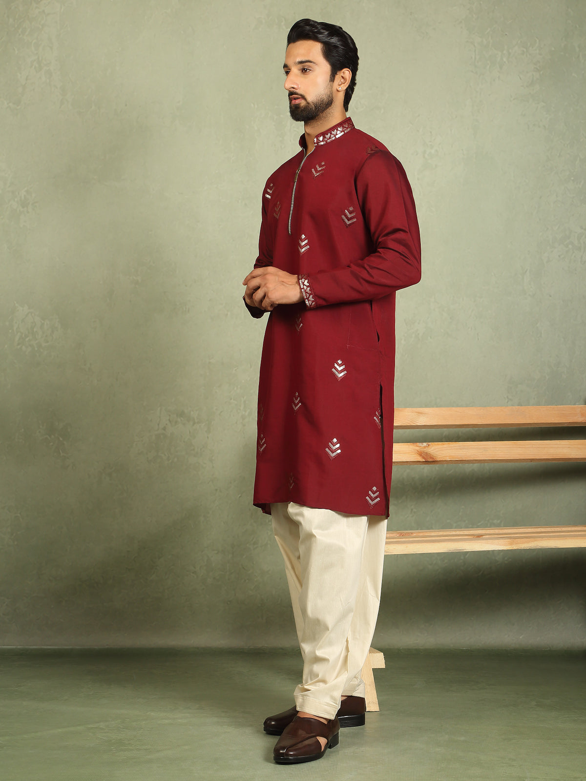 Men Cotton Silk Ethnic Motifs Zip Closure Kurta - Maroon