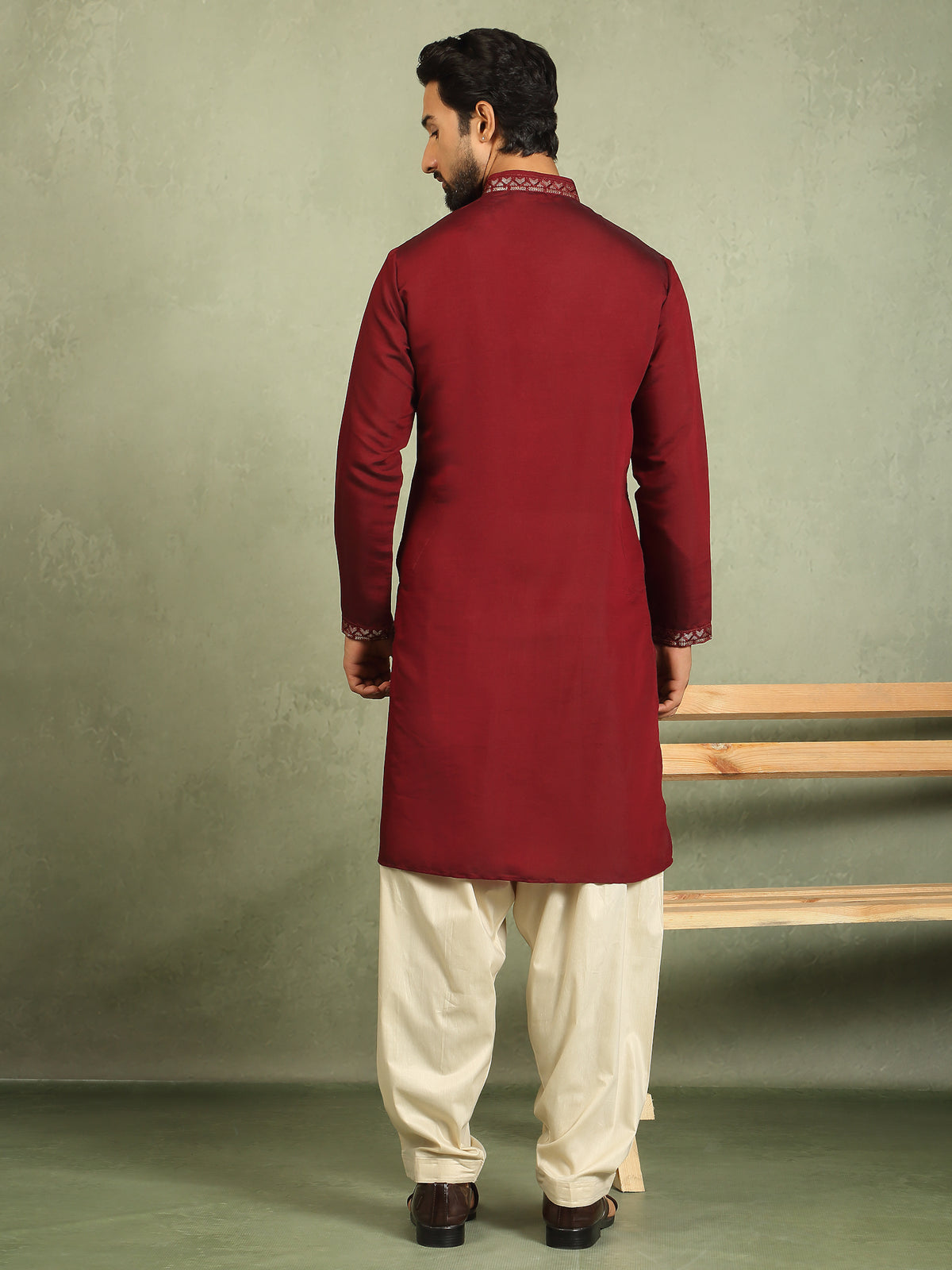Men Cotton Silk Ethnic Motifs Zip Closure Kurta - Maroon