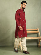 Men Cotton Silk Ethnic Motifs Zip Closure Kurta - Maroon