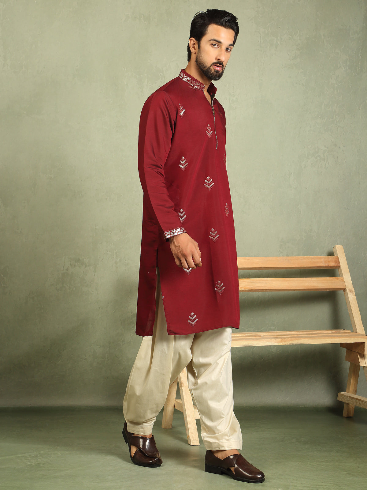 Men Cotton Silk Ethnic Motifs Zip Closure Kurta - Maroon
