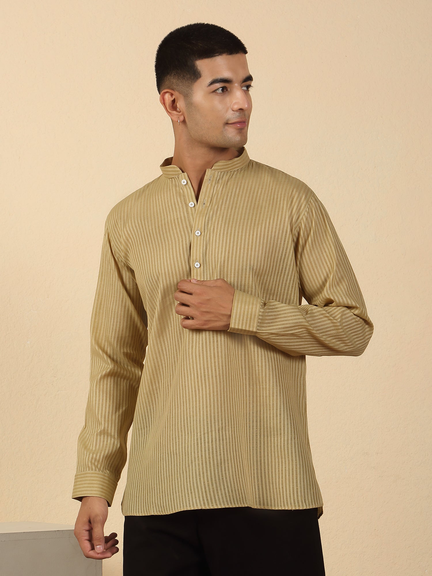 Men Vertical Striped Cotton Short Kurta with Mandarin Collar
